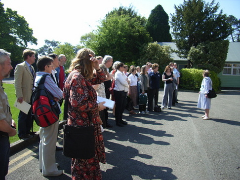 Jean Valentine guiding us around Bletchley/ Jean Valentine yn ein tywys o amgylch Bletchley
